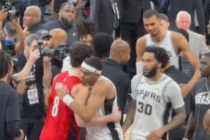 谁跟你和和气气？阿夫迪亚主动致意 文班无动于衷冷脸拒绝握手！ - 资讯配图