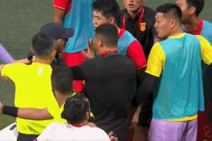 角色互换！3年前郑智拉架王大雷，如今王大雷劝架郑智 - 资讯配图