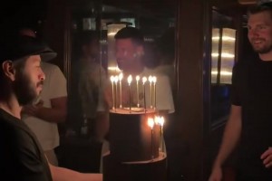 东契奇和德约一同庆祝生日，性感女郎有点抢眼，77眼神往哪瞄呢视频