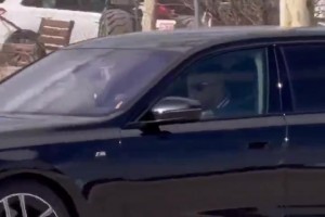 等了这么久！27岁“大龄新手”姆巴佩驾车直奔皇马基地视频